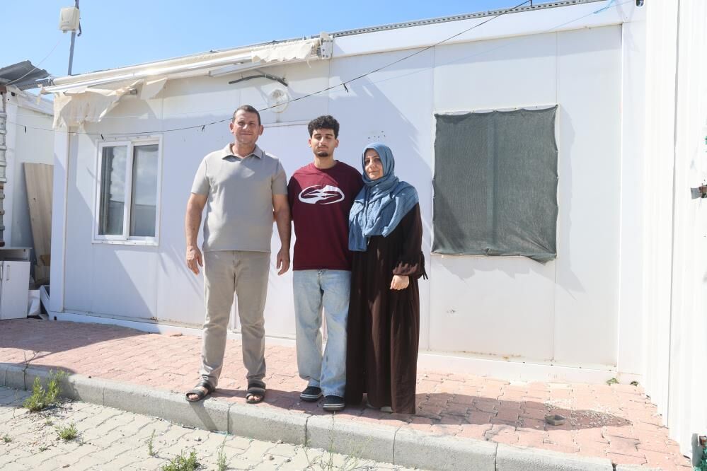 Konteynerde ders çalışarak tıp fakültesini kazanan depremzede Hasan’ın hayali gerçeğe döndü