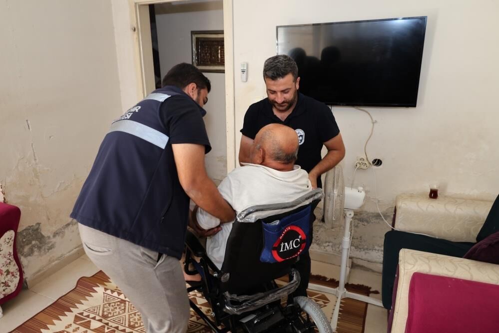 Reyhanlı’da yaşayan engelli vatandaşa akülü tekerlekli sandalye desteği