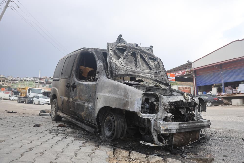 Seyir halindeyken alevlere teslim olan araç yanarak kullanılmaz hale geldi