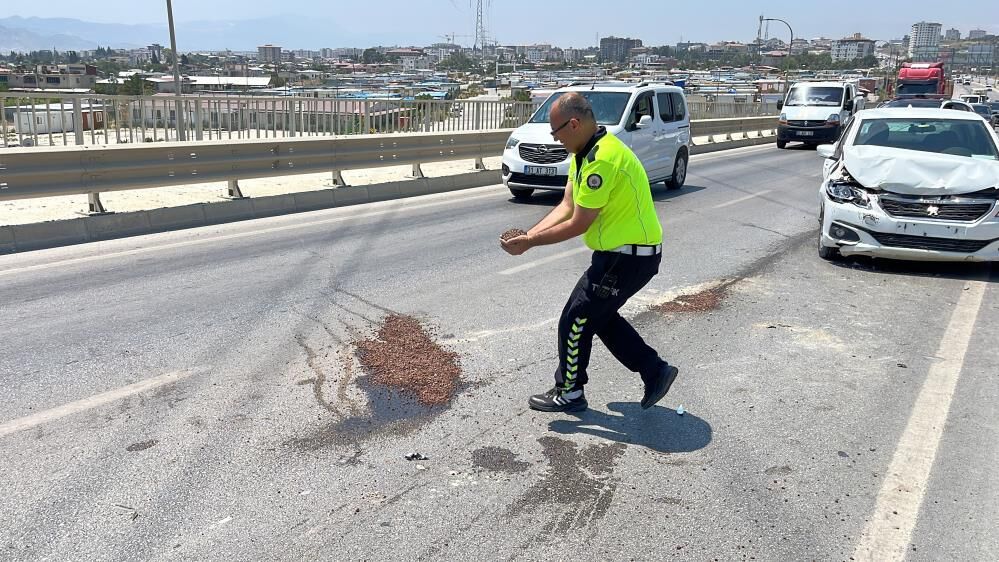 Yağ dökülen yola avuçlarıyla kum taşıyan polis takdir topladı