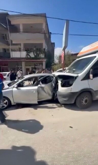 Binmek için kapısını açtığı otomobil, çarpmayla yerinden fırladı