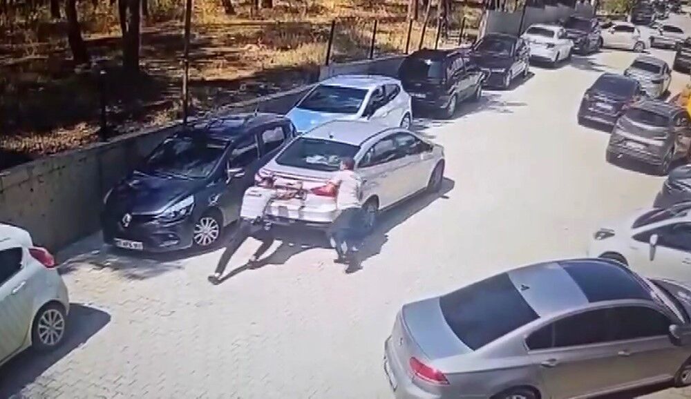 El freni çekilmeyen otomobil yokuş aşağı giderken güvenlik görevlileri durdurdu