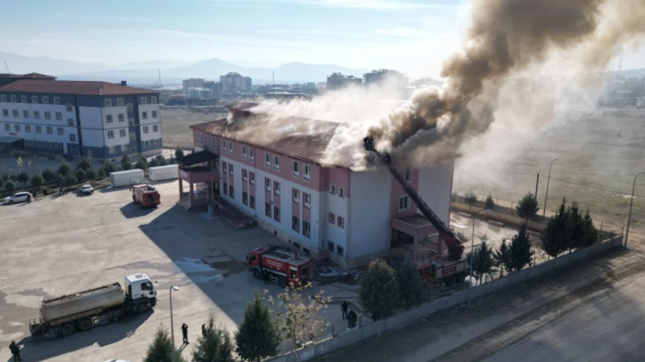 HASSA MESLEKİ VE TEKNİK ANADOLU LİSESİ'NDE ÇATI YANGINI KORKUTTU!