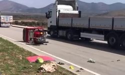 Motosikletle, otomobil çarpıştı: 1 ölü, 1 ağır yaralı