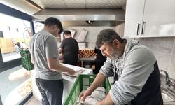 Her yıl babasının sevdiği dönerden dağıtıyor