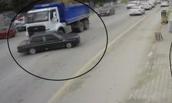 Hafriyat kamyonu, otomobili oyuncak araba gibi önüne aldı