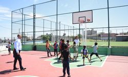 Başkan söz verip, yerine getirdiği sahada çocuklarla basketbol oynadı