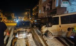 Hafif ticari araç önce patpata sonra minibüse çarptı