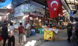 Afetzedeler yeniden inşa edilecek Uzun Çarşı'da son bayram alışverişini yaptılar