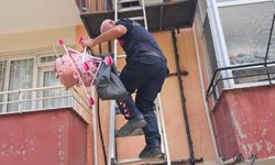 Asansörde mahsur kalan anne ve çocuğu itfaiye kurtardı