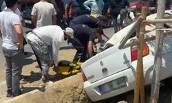 Orta refüje devrilen otomobilin sürücüsü yaralandı