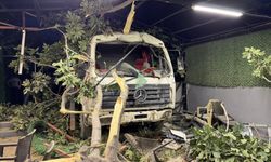 Demir yüklü kamyon restoranın bahçesine uçtu: 2 yaralı