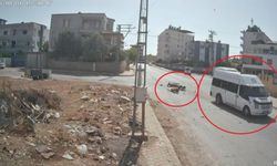 Motosiklet, minibüse ok gibi saplandı