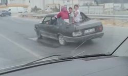 Çocukların, arka camı olmayan TOFAŞ'tan dışarı çıkarak yaptıkları ölümüne yolculuk