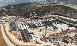 İskenderun’da sismik izolatör sistemli 600 yataklı devlet hastanenin inşası hızla sürüyor
