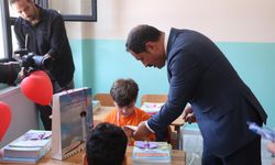 Vali Masatlı okulun ilk gününde gözyaşlarına boğulan minik öğrenciyi teselli etti