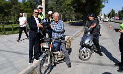 Polis ekipleri, motosiklet sürücülerine kask dağıttı