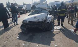 Tır, ışıkta bekleyen 5 aracı biçti