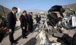 Vali Masatlı, 4 kişinin yaralandığı kaza alanında incelemelerde bulundu
