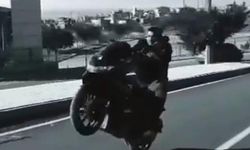 Motosikletle yaptığı şovlar hem ceza yedirdi, hem ehliyetinden etti