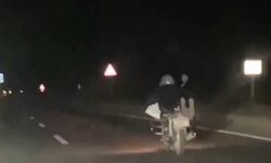 Motosikleti yüzüstü uzanarak kullanan sürücüye 5 bin 146 TL ceza
