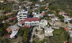 Caminin altından 6 metre genişliğinde yol geçiyor