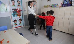 Enkazdan 46. saatte kurtarılan genç öğretmen, geri döndüğü mesleğinde minik öğrencileriyle yaşama tutundu