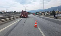Hatay’da fırtına nedeniyle tırlar devrildi