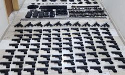 Bagajdan silah deposu gibi 90 adet ruhsatsız tabancı çıktı