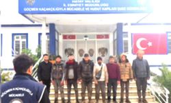 Bagajına 2 kişiyi sığdırdığı otomobilde 8 göçmeni kaçırırken yakalandı