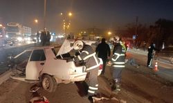 Tırla çarpışan Tofaş ikiye bölündü