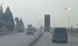 Damperi açık hafriyat kamyonu trafik ışıklarına çarptı