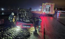 Ters dönen otomobildeki 2 kişi yaralandı