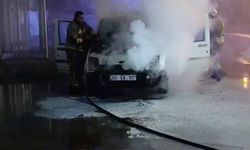 İskenderun'da seyir halindeki araç alevlere teslim oldu