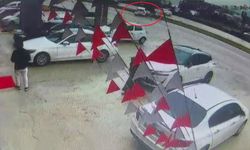 Sürücüsünün kontrolünü kaybettiği otomobil aydınlatma direğine çarptı