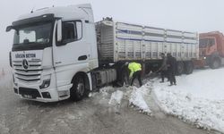 Hatay’da karla kaplı yolda sürücüler zor anlar yaşadılar