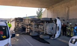 Arsuz’da hafriyat kamyonu devrildi