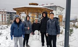 Kar yağışı sürücülere zor anlar yaşatırken çocukları mutlu etti