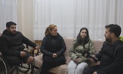 Annesini ve ağabeyini enkazdan kurtaran askerin üşümesin diye verdiği montu geri verebilmek için 3 yıldır saklıyor