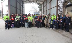 Polis ve jandarma kamuflajı ile denetim yapan depremzede çocuklar yürekleri ısıttı