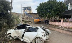 İstinat duvarının altında kalan araçlar demir yığını haline geldi