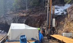 Üzerine kaya düşen işçi öldü