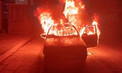 Emanet aldığı otomobil yanınca ne yapacağını şaşırdı