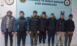 Polisten kaçan insan tacirinin kaza yaptığı operasyonda 10 göçmen yakalandı