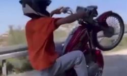 Ehliyetsiz motosikletlinin sosyal medya şovu 77 bin TL’ye patladı