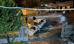 Erzin’de bahçe duvarına çarpan otomobilin sürücüsü yaralandı