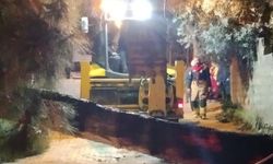 Defne’de devrilen ağaç yolu kapattı