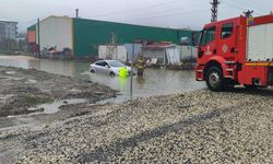 Hatay’da yağışla birlikte yollar göle döndü, araçlar mahsur kaldı