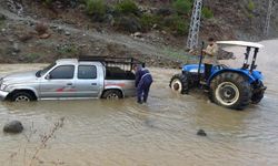 Sele teslim olan yollarda araçlar mahsur kaldı