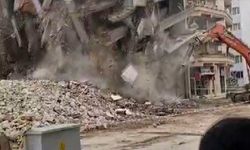 Hatay'da hasarlı 5 katlı bina iş makinesinin darbesiyle yerle bir oldu